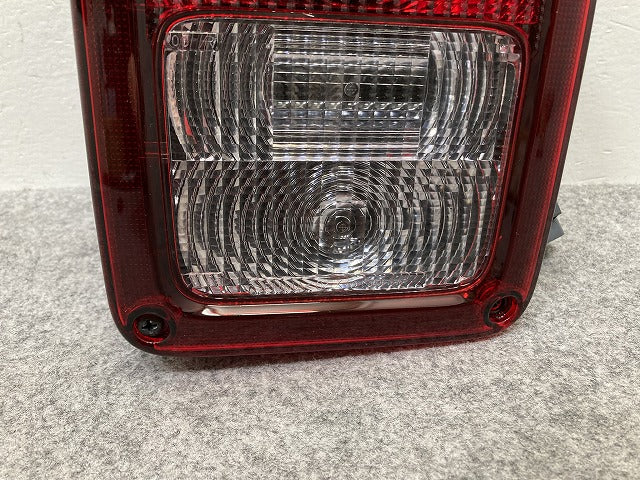 新品!ジープ ラングラー JK36S 純正 左 テールランプ/ライト/レンズ ハロゲン 55078147AG クライスラー(145654)