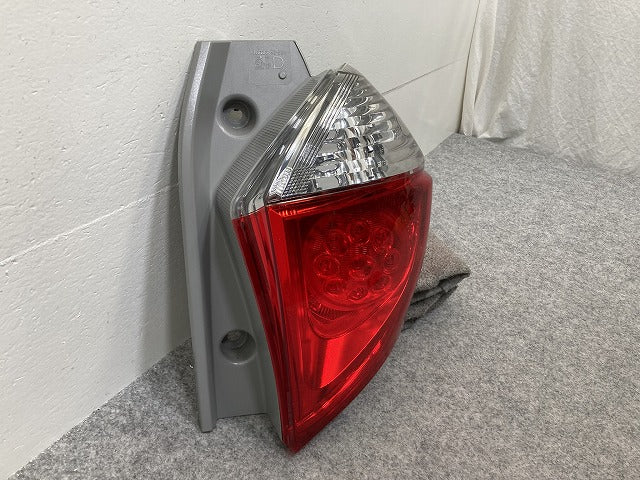 ラクティス NCP120/NCP125/NSP120 純正 右 テールランプ/ライト/レンズ LED 刻印D KOITO 52-226 トヨタ(145697)