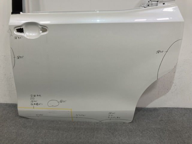 ヴォクシー/ノア/エスクァイア 80系/ZRR80G/ZRR85G/ZRR80W/ZRR85W /ZWR80G/ZWR80W 純正 左 リア スライド ドア ホワイトパール(145711)