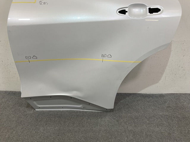 クラウン スポーツ AZSH36W/37W 純正 左 リア ドア バイザー付 プレシャスホワイトパール 090 トヨタ(145712)