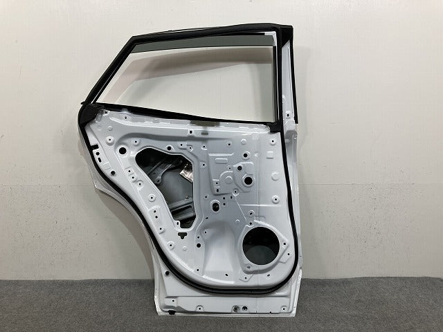 クラウン スポーツ AZSH36W/37W 純正 左 リア ドア バイザー付 プレシャスホワイトパール 090 トヨタ(145712)