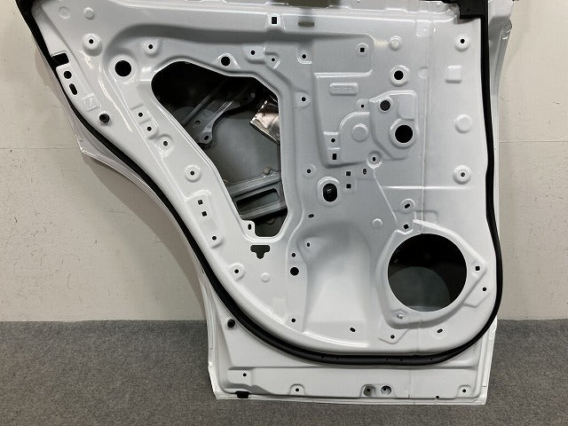 クラウン スポーツ AZSH36W/37W 純正 左 リア ドア バイザー付 プレシャスホワイトパール 090 トヨタ(145712)