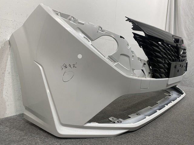ノート/NOTE E13/SNE13 純正 後期 フロント バンパー グリル付 62022 6XK0H ピュアホワイトパール QAC 日産(145764)