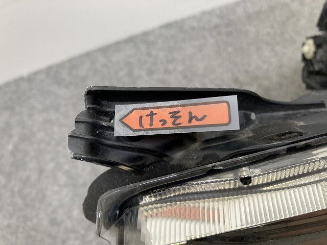 ノア NOAH 80系/ZRR80G/ZRR85G/ZRR80W/ZRR85W ハイブリッド/ZWR80W/80G 純正 後期 右 ヘッドライト LED レベライザー 刻印A 28-239(145873)