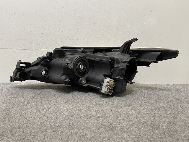 エスティマ アエラス 50系/ACR50W/ACR55W/GSR50W/GSR55W 純正 中期 後期 右 ヘッドライト レベライザーキセノン HID 刻印70 28-217(145907)