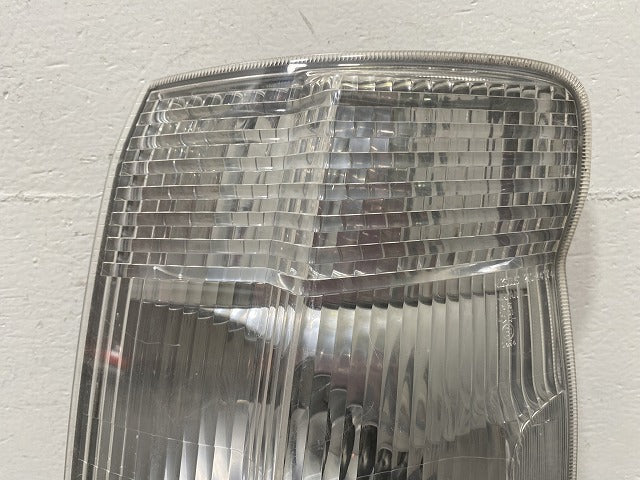 キャラバン E25/CQGE25/CWGE25/QE25/QGE25/SE25/SGE25 純正 左 ウィンカー ハロゲン KOITO 210-24774 日産(145934)