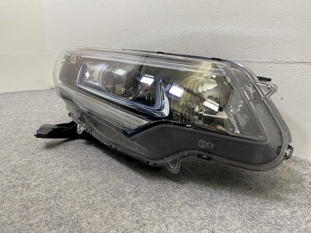 フリード GB5/GB6 ハイブリッド/GB7/GB8 純正 右 ヘッドライト/ランプ LED レベライザー STANLEY W2172 ホンダ(145959)