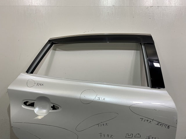 ハリアー 80系/G/Z/MXUA80/MXUA85/AXUH80/AXUH85 PHEV/AXUP85 純正 右 リア ドア バイザー付 プラチナホワイトパールマイカ(145964)
