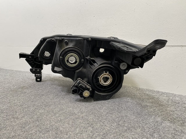 スペイド 140系/NSP140/NCP141/NCP145/NSP141 純正 右 ヘッドライト/ランプ レベライザーハロゲン 刻印B4 KOITO 52-260 トヨタ(145971)