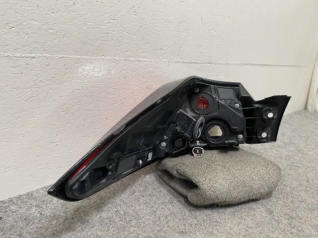カローラ クロス ZSG10/MXGA10/ZVG11/ZVG15/ZVG13/ZVG16 純正 右 テールランプ/ライト/レンズ LED 刻印F 16-179 81551-16700(146037)