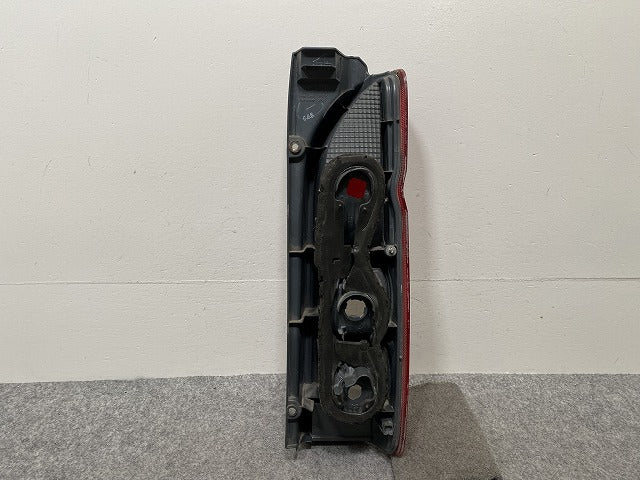 ハイエース/レジアスエース 200系 純正 前期 左 テールランプ/ライト/レンズ ハロゲン KOITO 26-120 トヨタ(146056)