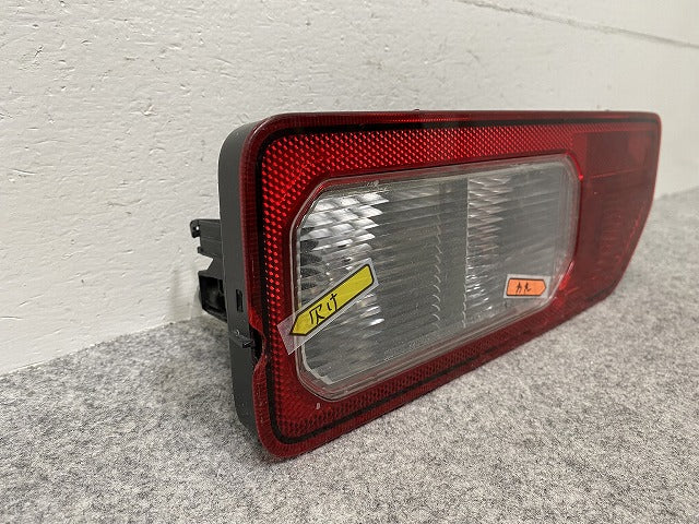 ジャンク!ジムニー/ジムニーシエラ JB64W/JB74W 純正 右 テールランプ/ライト/レンズ ハロゲン KOITO 220-5938C スズキ(146060)