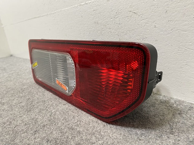 ジャンク!ジムニー/ジムニーシエラ JB64W/JB74W 純正 右 テールランプ/ライト/レンズ ハロゲン KOITO 220-5938C スズキ(146060)