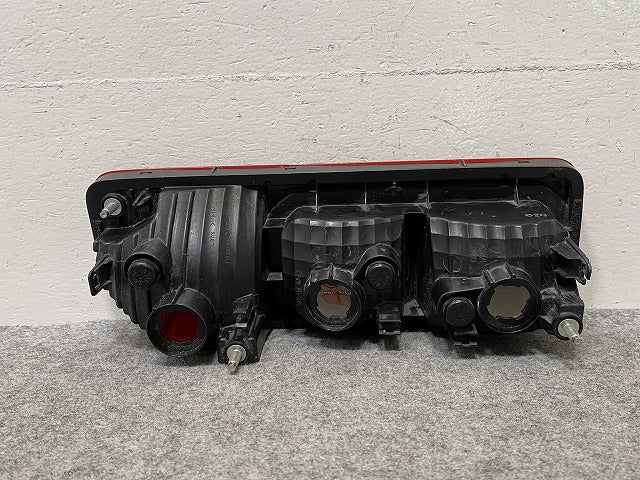 ジャンク!ジムニー/ジムニーシエラ JB64W/JB74W 純正 右 テールランプ/ライト/レンズ ハロゲン KOITO 220-5938C スズキ(146060)