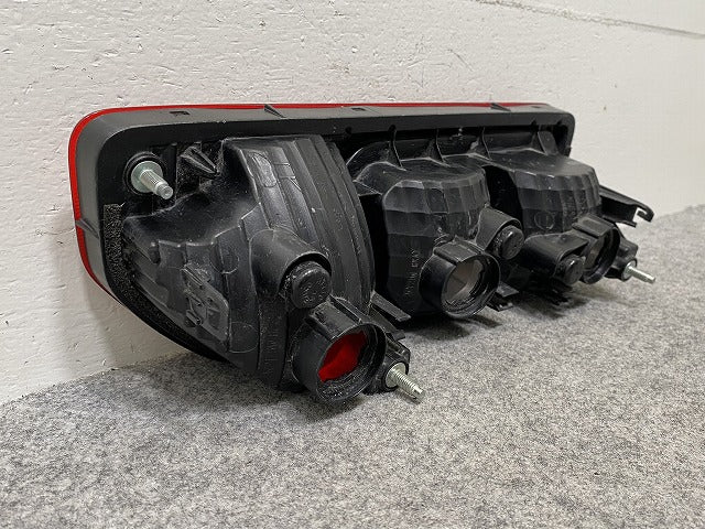 ジャンク!ジムニー/ジムニーシエラ JB64W/JB74W 純正 右 テールランプ/ライト/レンズ ハロゲン KOITO 220-5938C スズキ(146060)