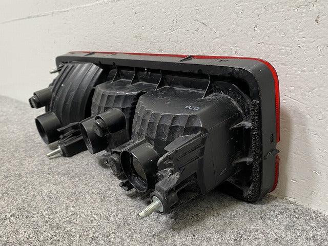 ジャンク!ジムニー/ジムニーシエラ JB64W/JB74W 純正 右 テールランプ/ライト/レンズ ハロゲン KOITO 220-5938C スズキ(146060)