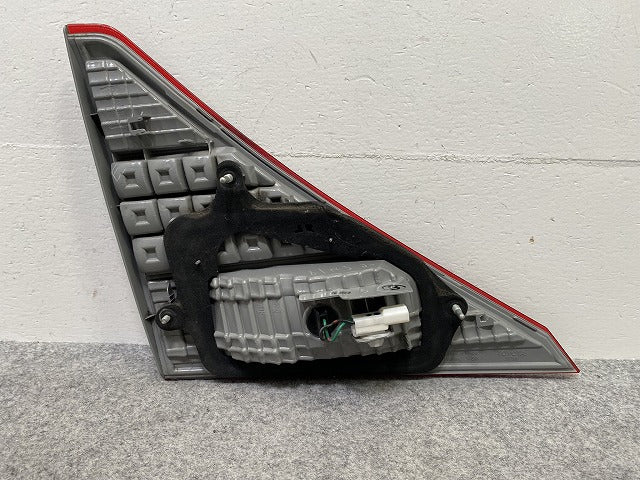 アルファード 20系/ANH20W/ANH25W/GGH20W/GGH25W 純正 右 テールランプ/ライト/レンズ フィニッシャーパネル KOITO 58-31 トヨタ(146086)