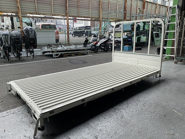 新車取り外し!ダイナ/トヨエース/デュトロ 平成23年7月? 標準車 1.5t 純正  平ボディ/荷台 寸法タテ310×ヨコ149×高さ161(cm)(146130)