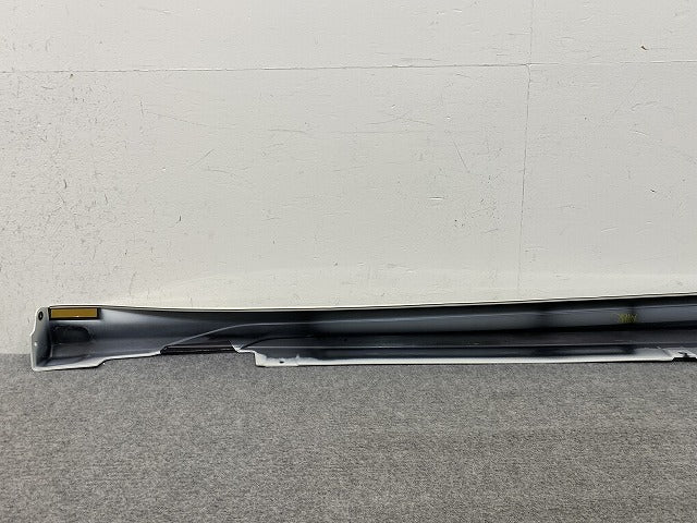 新品!ハリアー 60系/ZSU60W/ZSU65W/ASU60W/ASU65W/AVU65W 純正 右 サイドステップ/サイドスカート 76911-520AR ホワイトパール(146199)