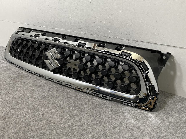 クロスビー/XBEE ハイブリッド MN71S 純正 フロント グリル/ラジエーターグリル カメラ穴付 71742-76R0 71740-76R10-C48 素地(146217)