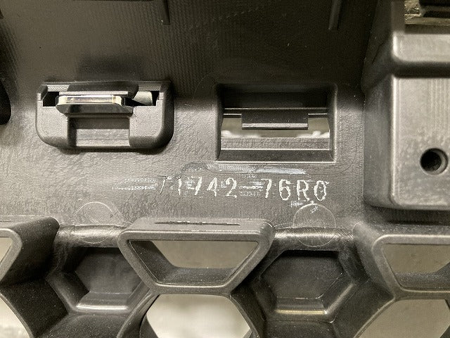 クロスビー/XBEE ハイブリッド MN71S 純正 フロント グリル/ラジエーターグリル カメラ穴付 71742-76R0 71740-76R10-C48 素地(146217)