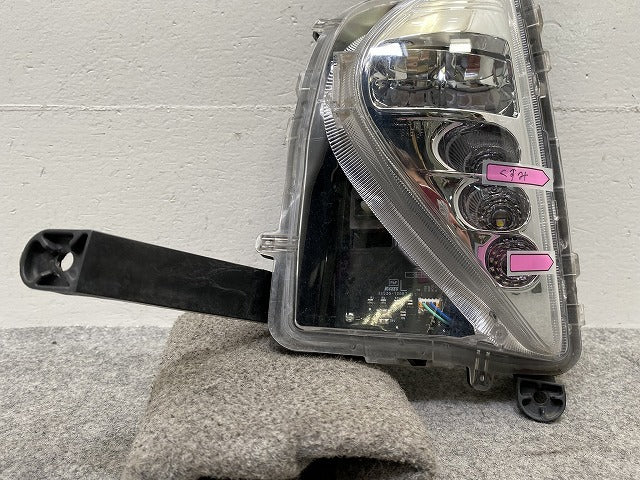 プリウス 50系/ZVW50/ZVW51/ZVW55 純正 前期 左 フォグランプ/フォグライト LED KOITO 47-83 トヨタ(146253)