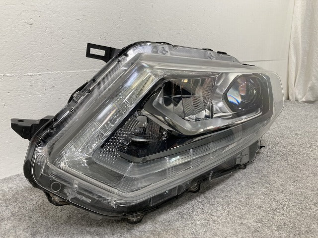 エクストレイル/X-TRAIL T32/NT32/HT32/HNT32 純正 前期 左 ヘッドライト/ランプ LED レベライザー 刻印F 100-17942 26075-4CA6D(146299)