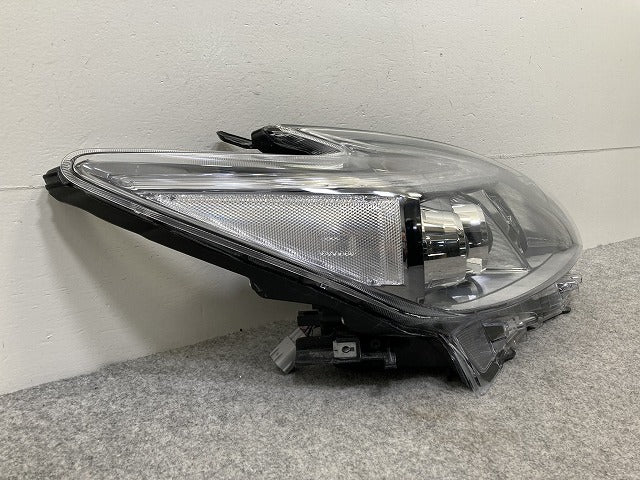 ジャンク!プリウス 30系/ZVW30 純正 右 ヘッドライト/ランプ レベライザーLED 刻印サ KOITO 47-49 トヨタ(146300)