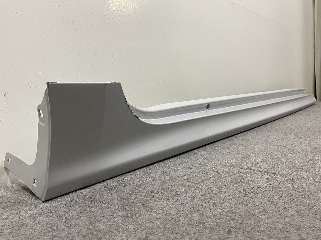 ヤリス KSP210/MXPA10/MXPA15 ハイブリッド/MXPH10/MXPH15 MXPH14/MXPH17 純正 右 サイドステップ/サイドスカート 75850-K0050(146379)