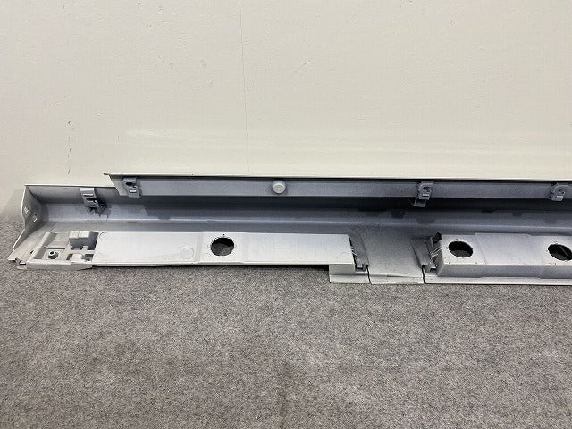 ヤリス KSP210/MXPA10/MXPA15 ハイブリッド/MXPH10/MXPH15 MXPH14/MXPH17 純正 右 サイドステップ/サイドスカート 75850-K0050(146379)