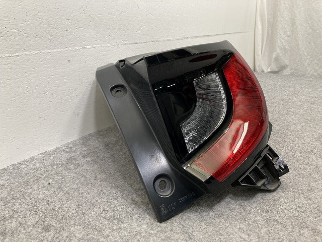 ヤリス X/G/KSP210/MXPA10/MXPA15 純正 右 テールランプ/ライト/レンズ LED KOITO K0-9 81551-K0010 トヨタ(146393)