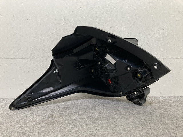 ヤリス X/G/KSP210/MXPA10/MXPA15 純正 右 テールランプ/ライト/レンズ LED KOITO K0-9 81551-K0010 トヨタ(146393)