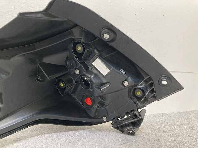 ヤリス X/G/KSP210/MXPA10/MXPA15 純正 右 テールランプ/ライト/レンズ LED KOITO K0-9 81551-K0010 トヨタ(146393)