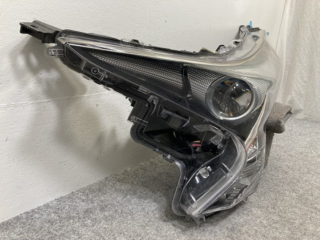 プリウス 50系/ZVW50/ZVW51/ZVW55 純正 前期 左 ヘッドライト/ランプ レベライザーLED 刻印C3 KOITO 47-75 トヨタ(146411)