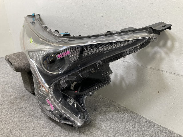 プリウス 50系/ZVW50/ZVW51/ZVW55 純正 右 ヘッドライト/ランプ レベライザーLED 刻印C1 KOITO 47-75 トヨタ(146417)