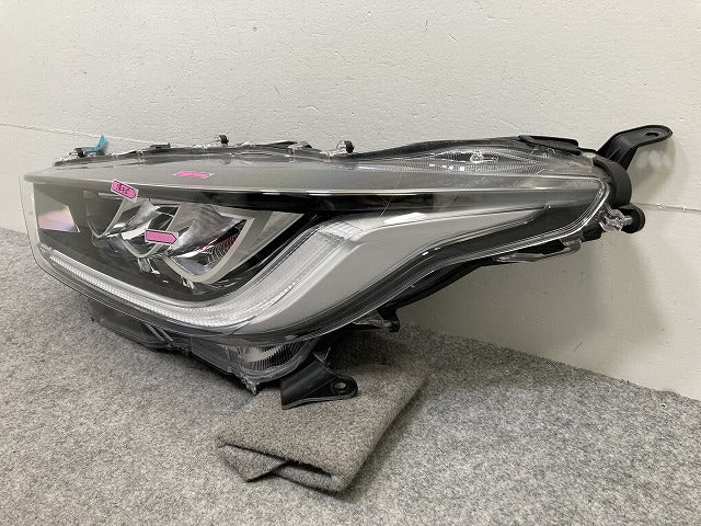 ヤリス KSP210/MXPA10/MXPA15/MXPH10/MXPH15 MXPH14/MXPH17 純正 左 ヘッドライト LED レベライザー 刻印K2 K0-3 トヨタ(146471)