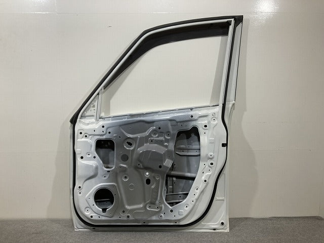 セレナ C28/NC28/FC28/FNC28 e-POWER/GC28/GFC28 純正 右 フロント ドア バイザー付 プリズムホワイト QBE 日産(146483)
