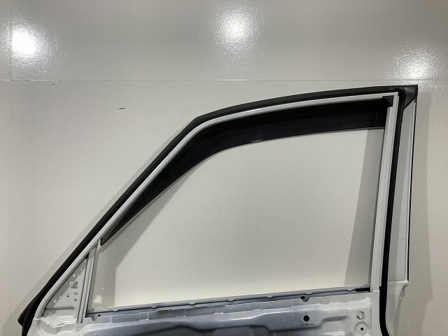 セレナ C28/NC28/FC28/FNC28 e-POWER/GC28/GFC28 純正 右 フロント ドア バイザー付 プリズムホワイト QBE 日産(146483)