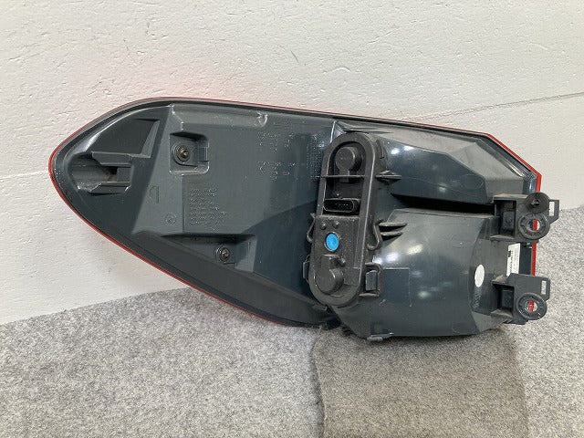 X1 F48 純正 右 テールランプ/ライト/レンズ ハロゲン OLSA 7488546-02 BMW(146536)