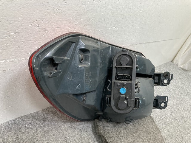 X1 F48 純正 右 テールランプ/ライト/レンズ ハロゲン OLSA 7488546-02 BMW(146536)
