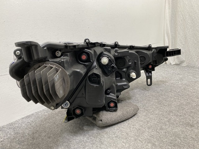 カローラ クロス ZVG13/ZVG16 純正 後期 左 ヘッドライト/ランプ LED レベライザー 刻印G2 KOITO 16-193/16-194 81150-16A50(146576)