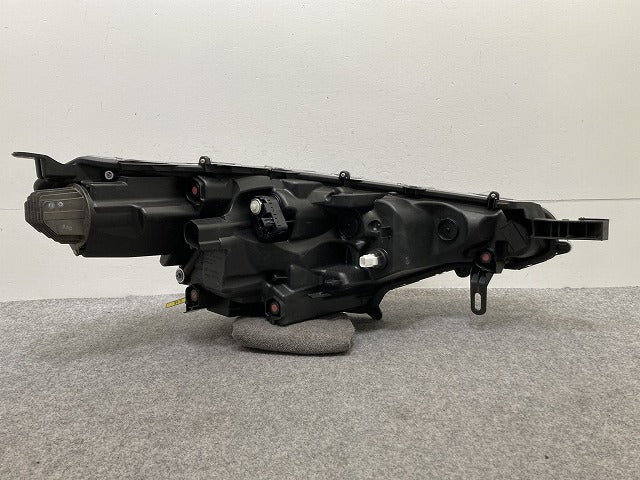 カローラ クロス ZVG13/ZVG16 純正 後期 左 ヘッドライト/ランプ LED レベライザー 刻印G2 KOITO 16-193/16-194 81150-16A50(146576)