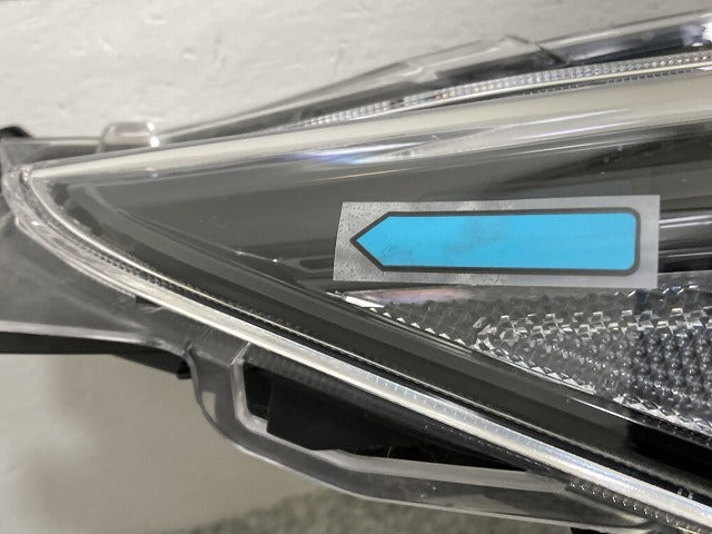 カローラ スポーツ 210系/NRE210H/NRE214H/ZWE211H/ZWE213H/ZWE219H/MZEA12H 純正 右 ヘッドライト/ランプ LED 刻印B 12-614(146577)