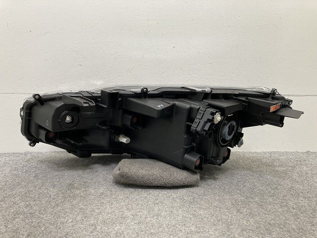 ヤリスクロス MXPB10/MXPB15 ハイブリッド/MXPJ10/MXPJ15 純正 右 ヘッドライト/ランプ レベライザーLED 刻印A4 KOITO 52-324(146627)