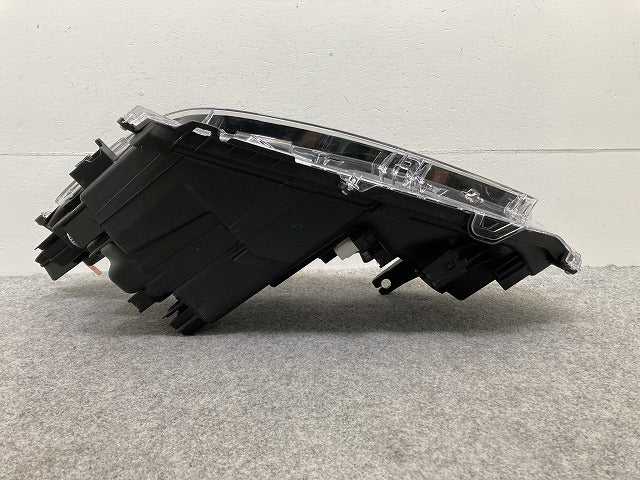 ヤリスクロス MXPB10/MXPB15 ハイブリッド/MXPJ10/MXPJ15 純正 右 ヘッドライト/ランプ レベライザーLED 刻印A4 KOITO 52-324(146627)
