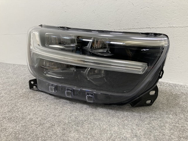 XC40 純正 右 ヘッドライト/ランプ LED 刻印D VALEO 32293921 31655987 ボルボ(146629)