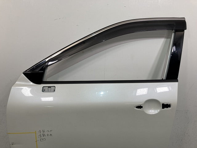 エクストレイル/X-TRAIL T33/SNT33 純正 左 フロント ドア バイザー付 プリズムホワイト QBE 日産(146637)