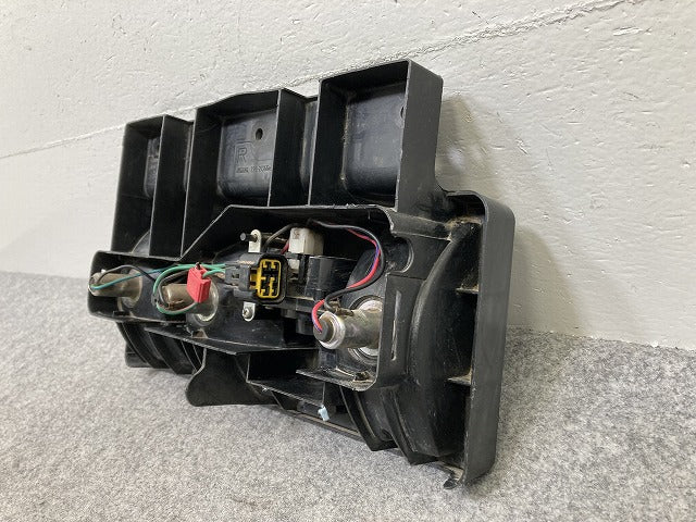 エルフ NPR85/NHR85AN 純正 右 テールランプ/ライト/レンズ ハロゲン KOITO 220-21366 いすゞ(146667)