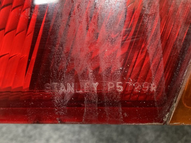 ミニキャブ/トラック U61T/U62T 純正 右 テールランプ/ライト/レンズ LED STANLEY P5729 三菱(146695)