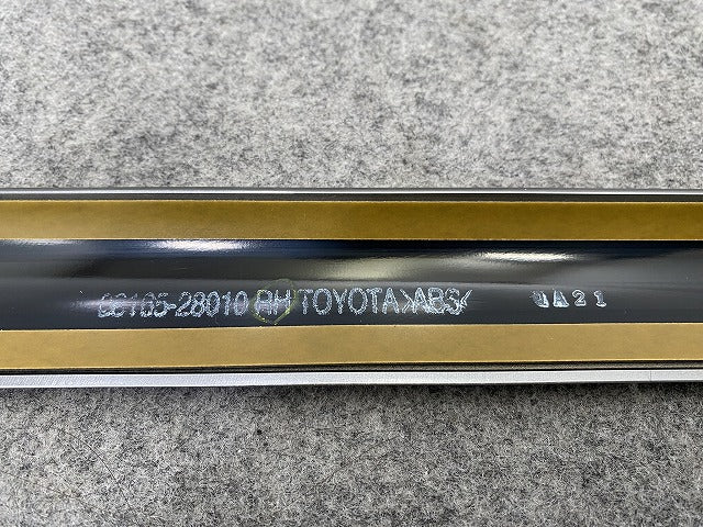 新品!ヴォクシー VOXY 80系/ZRR80W/ZRR85W ZRR80G/ZRR85G 純正 右 ドア パネル サイドウィンドウモール 08165-28010 メッキ トヨタ(146696)